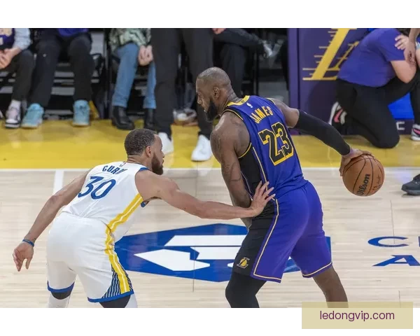 亚历山大回应罚球争议球迷嘘声证明你已更强詹姆斯曾同样遭遇非议